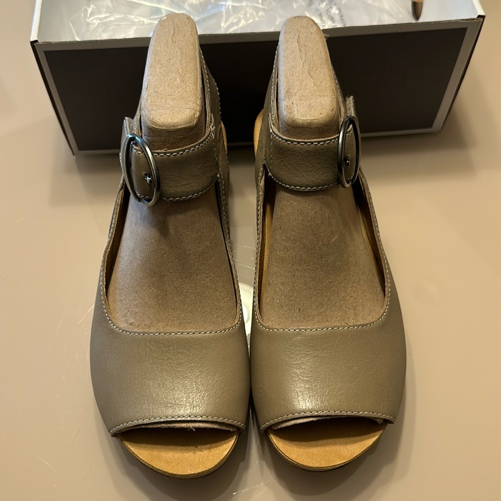 Dansko sandals Tiana Burnished Nubuck. Size 39 Khaki brand new with box.